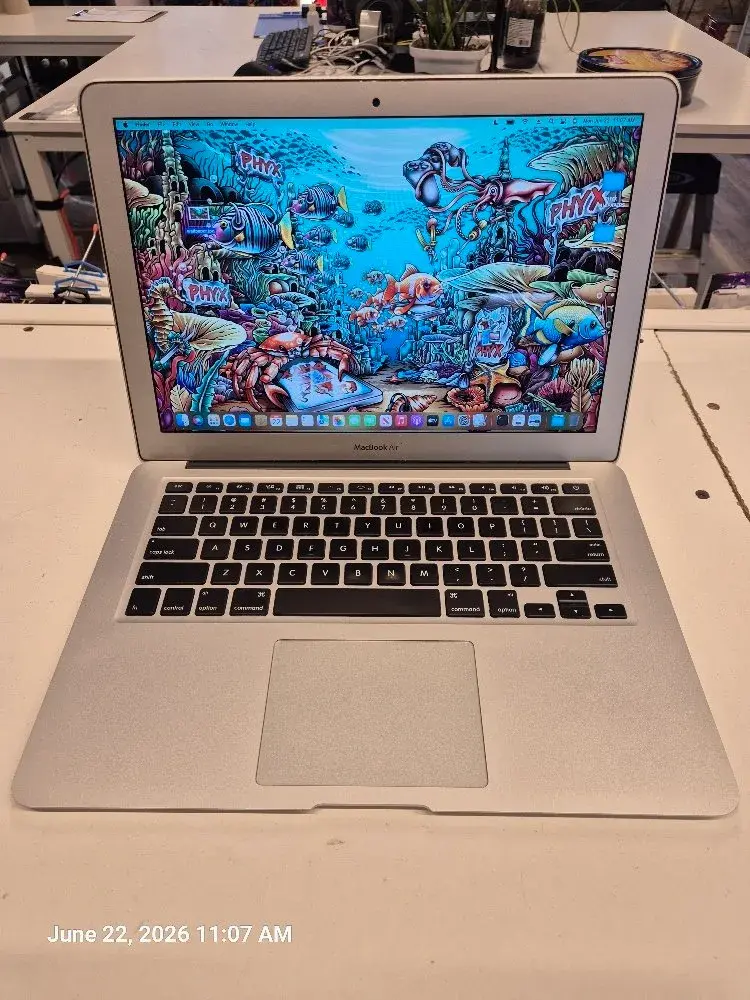 13" MacBook Air 2017, 1.8 i5, 256GB SSD, 8GB RAM + New Battery C1MTRCG7J1WK