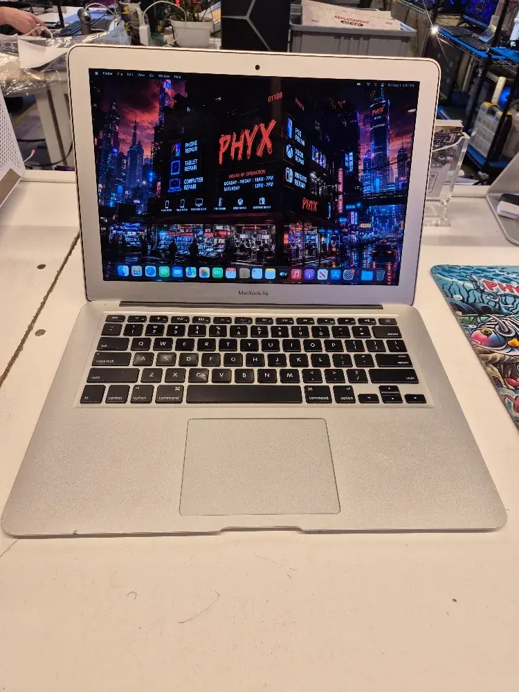 13" MacBook Air 2017, 1.8 i5, 8GB RAM, 128GB SSD + New Battery FVHVXFDZJ1WK