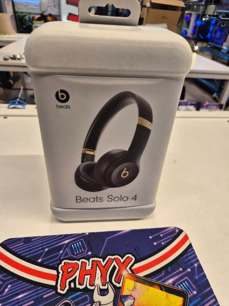 Beats Solo 4 - Wireless On-Ear Bluetooth Headphones, Up to 50-Hour Battery Life, Ultra-Lightweight Comfort, Powerful and Balanced Sound, Apple & Android Compatible - Black & Gold LYCMQ20X4Y