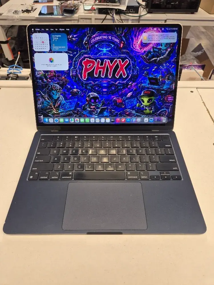 13" Macbook Air 2022, M2, 8GB RAM , 256GB SSD Gold Lid - Small Crack (Battery Cycles: 472) - HX1P9RWFFV