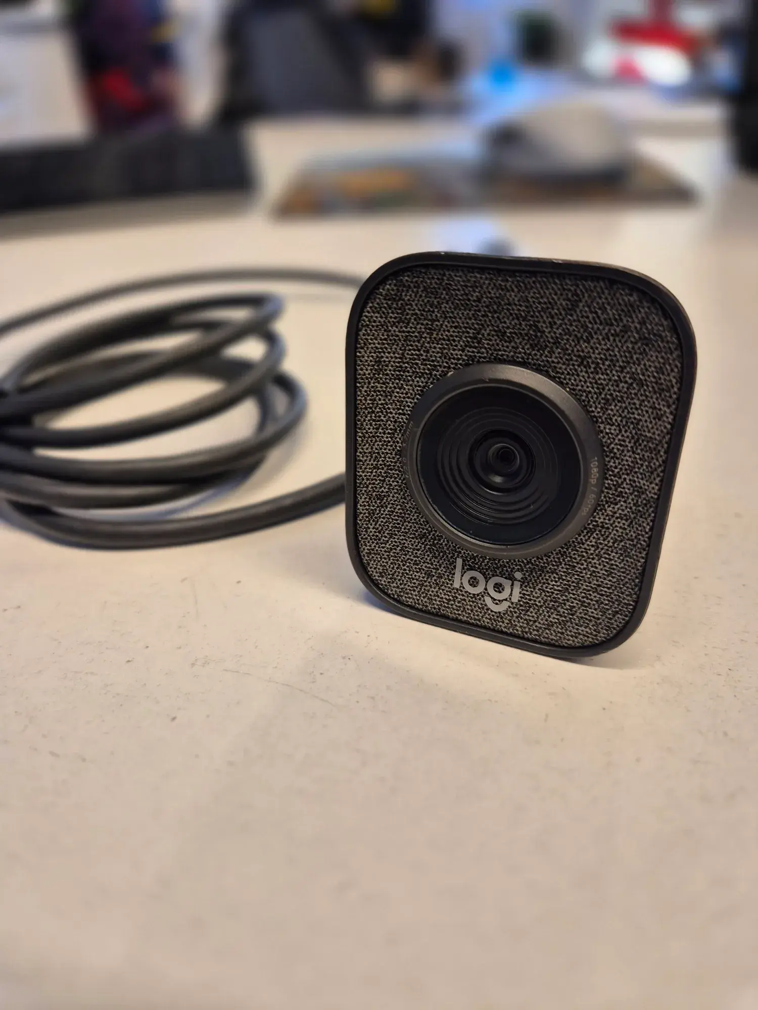 Logitech VU0054 StreamCam Premium Webcam for Streaming and Content Creation, Full HD 1080p 60 fps, Works with Microsoft Teams, Google Meet, Zoom, Nintendo Switch 2’s new GameChat mode, for PC/Mac – Gr